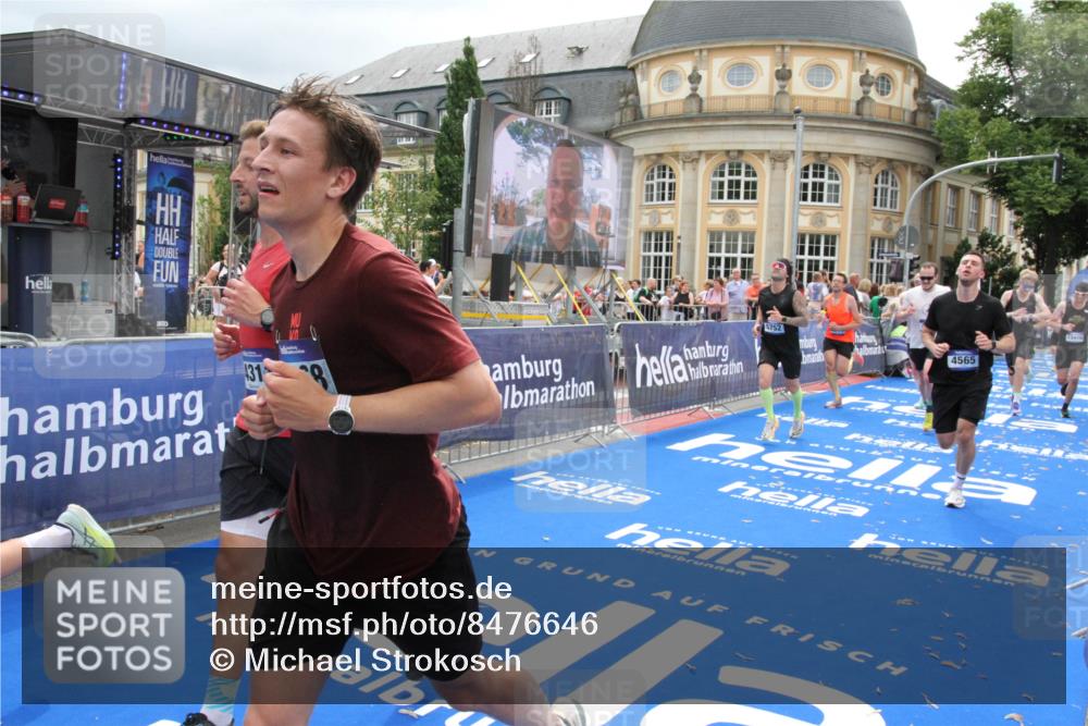 29.06.2025 - hella hamburg halbmarathon Michael Strokosch http://msf.ph/oto/8476646 29.06.2025 10:39:20 Ziel 2044, 3282, 4565, 5752, 6037, 8319, 8925, 11305, 12046, 13479, 13729, 14311, 17646, 17668 meine-sportfotos.de