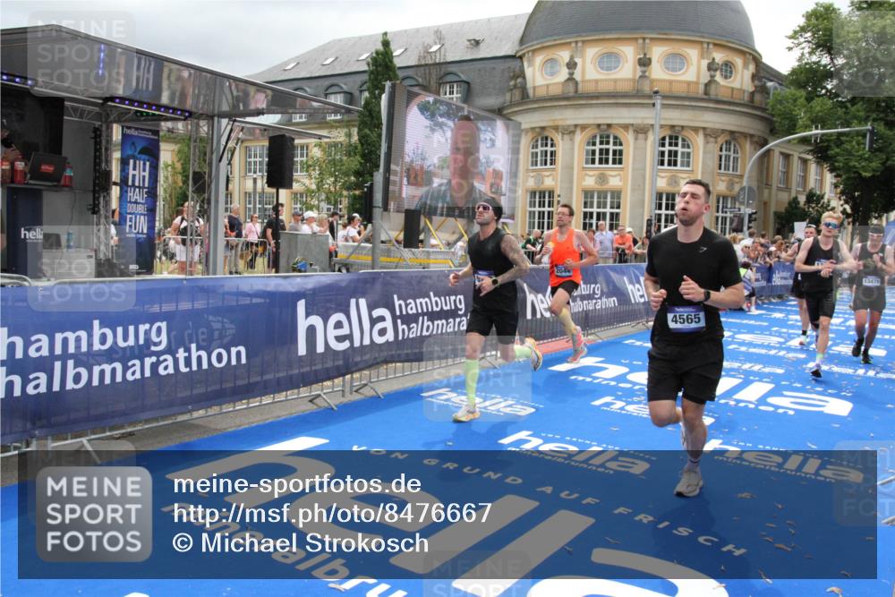 29.06.2025 - hella hamburg halbmarathon Michael Strokosch http://msf.ph/oto/8476667 29.06.2025 10:39:21 Ziel 2044, 4565, 5752, 6037, 8319, 8925, 11305, 12046, 13479, 13729, 14311, 14359, 15866, 17646, 17668 meine-sportfotos.de