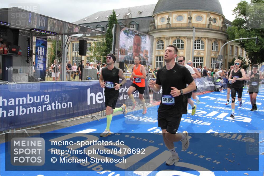 29.06.2025 - hella hamburg halbmarathon Michael Strokosch http://msf.ph/oto/8476692 29.06.2025 10:39:21 Ziel 2044, 4565, 5752, 6037, 8319, 8925, 11305, 12046, 13479, 13729, 14311, 14359, 15866, 17646, 17668 meine-sportfotos.de
