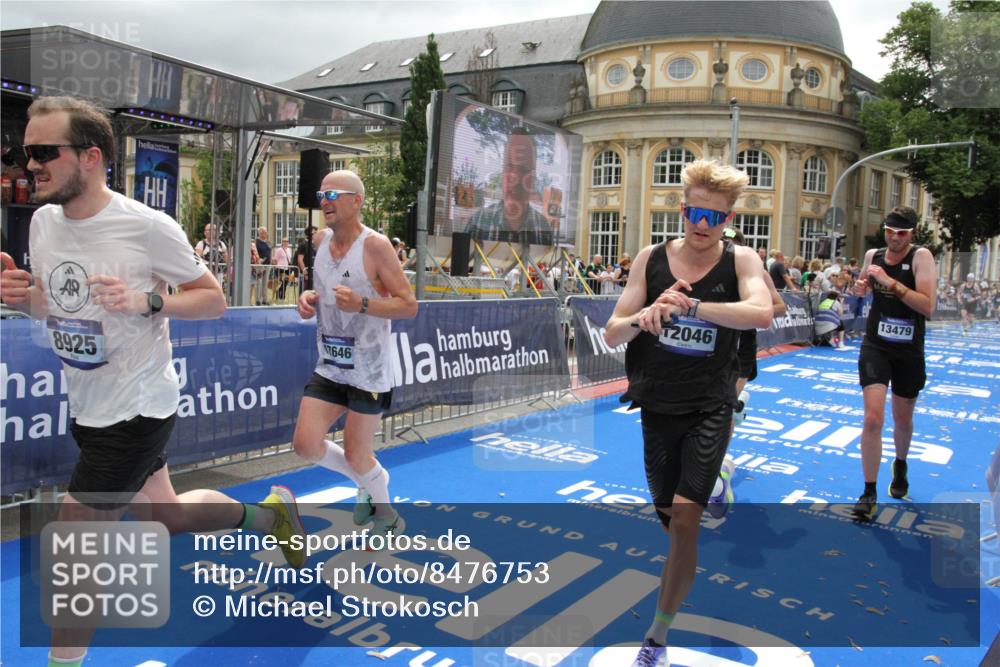 29.06.2025 - hella hamburg halbmarathon Michael Strokosch http://msf.ph/oto/8476753 29.06.2025 10:39:22 Ziel 2044, 4565, 5752, 6037, 8319, 8925, 12046, 13479, 14311, 14359, 15866, 17646 meine-sportfotos.de