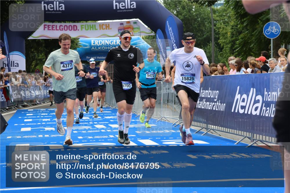 29.06.2025 - hella hamburg halbmarathon Strokosch-Dieckow http://msf.ph/oto/8476795 29.06.2025 10:47:01 Ziel 1139, 1460, 1689, 4093, 4377, 5472, 6700, 7908, 9794, 10122, 12579, 13728, 14385, 14415, 14449, 14594, 14783, 15684, 15825, 16081, 17979 meine-sportfotos.de