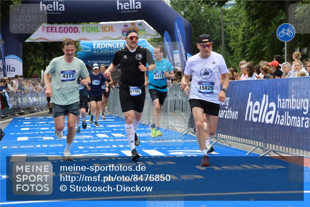 29.06.2025 - hella hamburg halbmarathon Strokosch-Dieckow http://msf.ph/oto/8476850 29.06.2025 10:47:02 Ziel 1139, 1460, 1689, 4093, 4377, 5472, 6700, 7908, 9794, 10122, 12579, 13007, 13728, 14415, 14449, 14594, 14783, 15684, 15825, 16081, 17979 meine-sportfotos.de