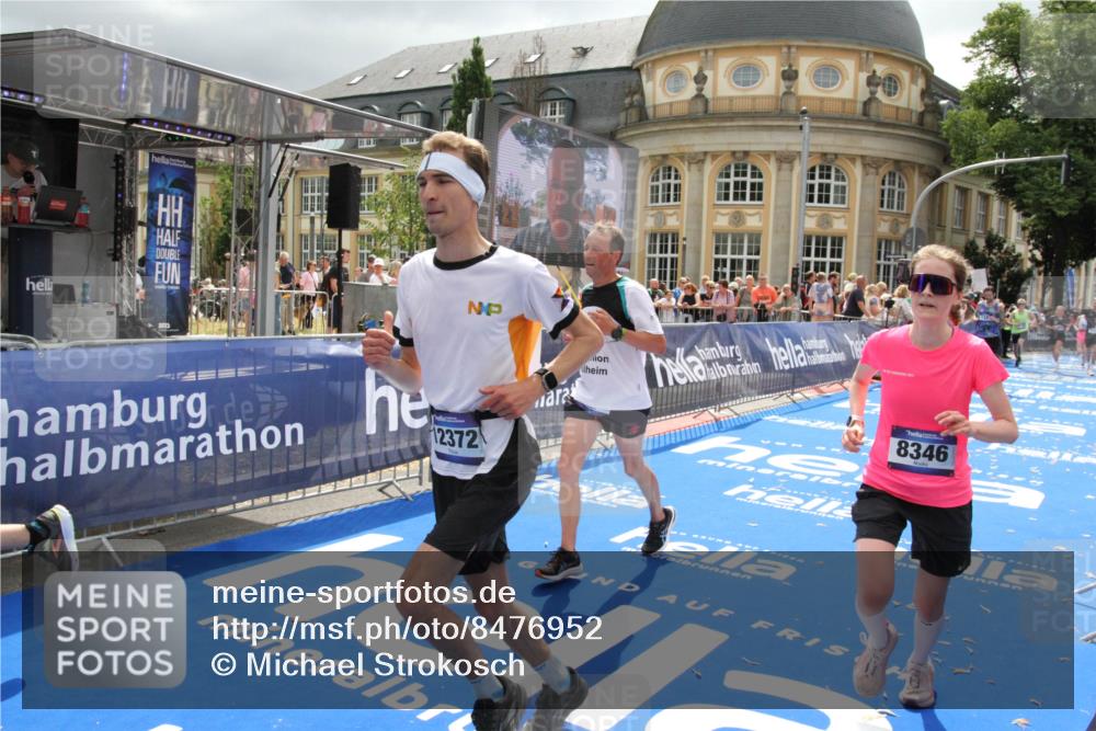 29.06.2025 - hella hamburg halbmarathon Michael Strokosch http://msf.ph/oto/8476952 29.06.2025 10:39:32 Ziel 1343, 2546, 2972, 6152, 7152, 7154, 8346, 9116, 9265, 12335, 12372, 15013, 15336, 15965 meine-sportfotos.de