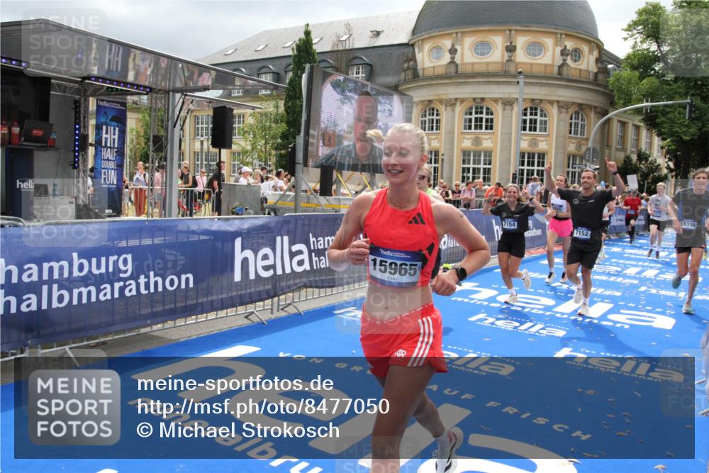 29.06.2025 - hella hamburg halbmarathon Michael Strokosch http://msf.ph/oto/8477050 29.06.2025 10:39:37 Ziel 1343, 7152, 7154, 9116, 9265, 11284, 11806, 14077, 15094, 15336, 15828, 15965, 17215, 17360, 18154, 18285, 18803 meine-sportfotos.de