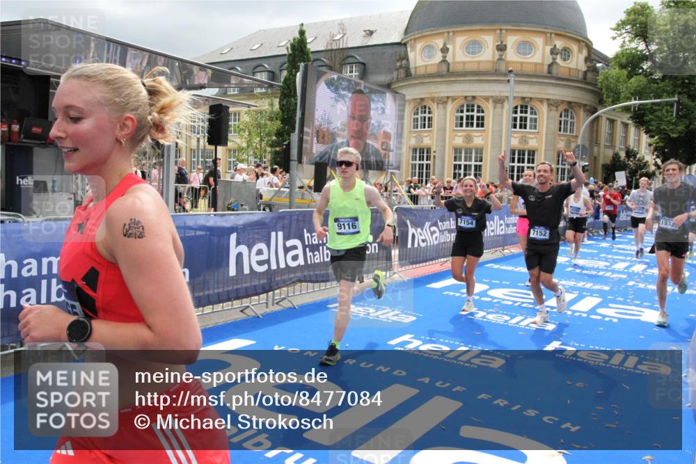 29.06.2025 - hella hamburg halbmarathon Michael Strokosch http://msf.ph/oto/8477084 29.06.2025 10:39:38 Ziel 4888, 7152, 7154, 9116, 9265, 11284, 11806, 14077, 15094, 15336, 15828, 15965, 17215, 17360, 17425, 18154, 18285, 18803 meine-sportfotos.de