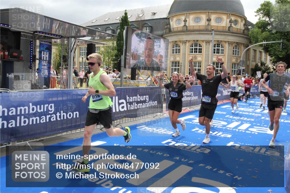 29.06.2025 - hella hamburg halbmarathon Michael Strokosch http://msf.ph/oto/8477092 29.06.2025 10:39:38 Ziel 4888, 7152, 7154, 9116, 9265, 11284, 11806, 14077, 15094, 15336, 15828, 15965, 17215, 17360, 17425, 18154, 18285, 18803 meine-sportfotos.de