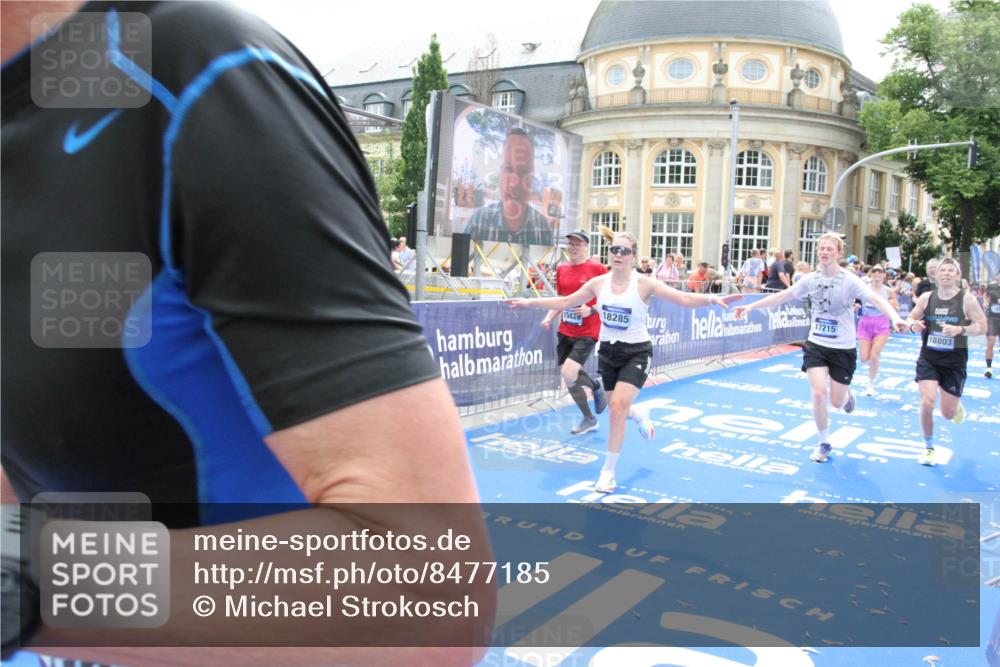 29.06.2025 - hella hamburg halbmarathon Michael Strokosch http://msf.ph/oto/8477185 29.06.2025 10:39:40 Ziel 1358, 4398, 4888, 7152, 7154, 9116, 9265, 11284, 11806, 14077, 15094, 15336, 15828, 16761, 17215, 17360, 17425, 18154, 18285, 18803 meine-sportfotos.de
