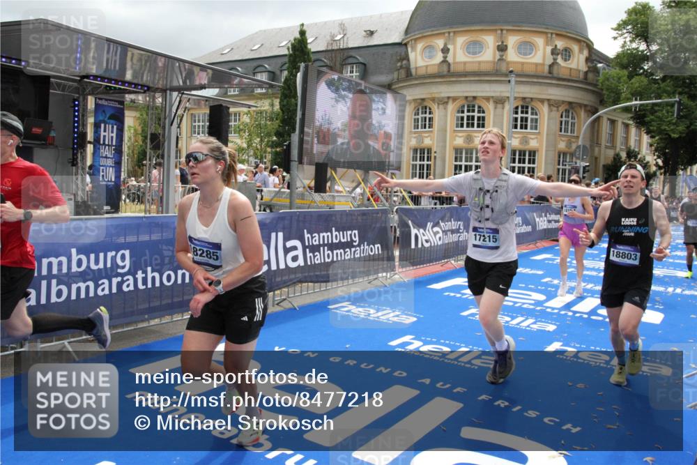 29.06.2025 - hella hamburg halbmarathon Michael Strokosch http://msf.ph/oto/8477218 29.06.2025 10:39:40 Ziel 1358, 4398, 4888, 7152, 7154, 9116, 9265, 11284, 11806, 14077, 15094, 15336, 15828, 16761, 17215, 17360, 17425, 18154, 18285, 18803 meine-sportfotos.de
