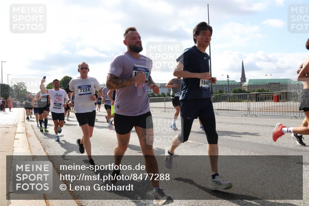 29.06.2025 - hella hamburg halbmarathon Lena Gebhardt http://msf.ph/oto/8477288 29.06.2025 09:55:55 Lombardsbrücke 7224, 18031, 18451, 167, 1773, 1848, 1061, 1120, 1143, 1151, 1216, 1257, 1267, 1461, 1502, 1507, 1630, 1689, 1884, 1976, 2083, 2250, 2260, 2284, 2504, 2706, 2708, 2718, 2818, 2864, 2884, 3060, 3087, 3213, 3399, 3543, 3654, 3692, 3945, 3985, 4033, 4088, 4127, 4324, 4345, 4346, 4557, 4601, 4847, 4890, 4938, 5116, 5421, 5459, 5915, 6009, 6054, 6115, 6134, 6421, 6481, 6532, 6691, 6994, 7056, 7100, 7178, 7224, 7269, 7332, 8335, 8989 meine-sportfotos.de