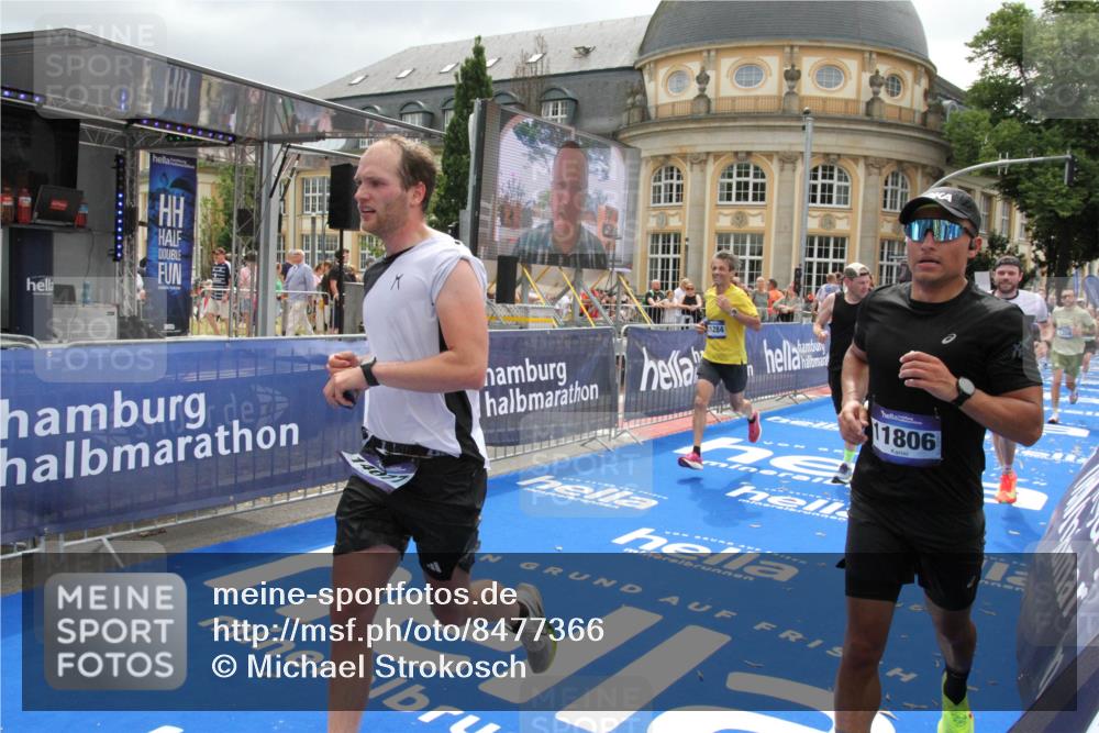 29.06.2025 - hella hamburg halbmarathon Michael Strokosch http://msf.ph/oto/8477366 29.06.2025 10:39:43 Ziel 1358, 4398, 4888, 11284, 11806, 13190, 14077, 15094, 15435, 16580, 16761, 17005, 17215, 17360, 17425, 17792, 18154, 18803 meine-sportfotos.de