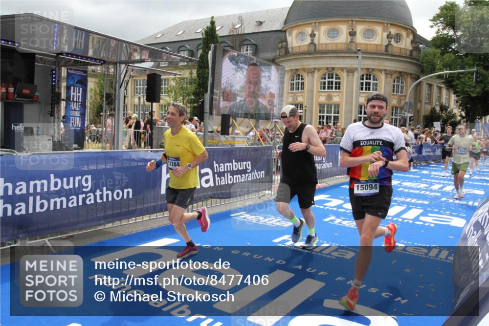 29.06.2025 - hella hamburg halbmarathon Michael Strokosch http://msf.ph/oto/8477406 29.06.2025 10:39:44 Ziel 1358, 4398, 4888, 11284, 11806, 13190, 14077, 15094, 15435, 16580, 16761, 17005, 17360, 17425, 17792, 18013, 18154 meine-sportfotos.de