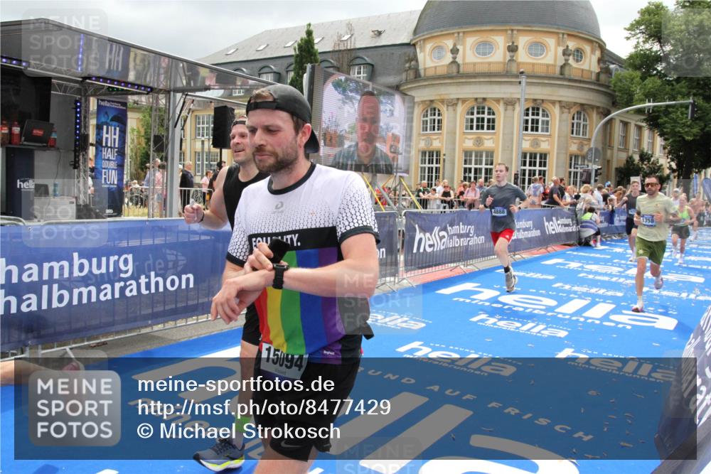 29.06.2025 - hella hamburg halbmarathon Michael Strokosch http://msf.ph/oto/8477429 29.06.2025 10:39:45 Ziel 1358, 4398, 4888, 11284, 11806, 13190, 14077, 14204, 15094, 15435, 15744, 16580, 16761, 17005, 17425, 17792, 18013 meine-sportfotos.de