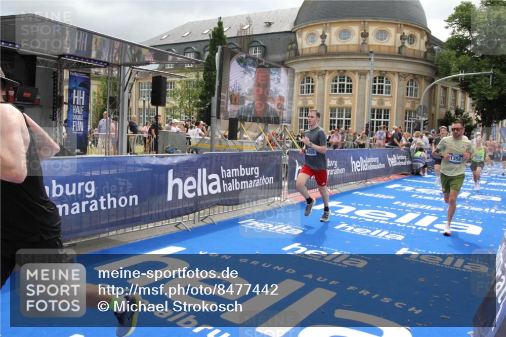 29.06.2025 - hella hamburg halbmarathon Michael Strokosch http://msf.ph/oto/8477442 29.06.2025 10:39:45 Ziel 1358, 4398, 4888, 11284, 11806, 13190, 14077, 14204, 15094, 15435, 15744, 16580, 16761, 17005, 17425, 17792, 18013 meine-sportfotos.de
