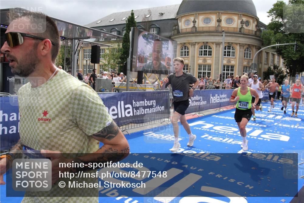29.06.2025 - hella hamburg halbmarathon Michael Strokosch http://msf.ph/oto/8477548 29.06.2025 10:39:47 Ziel 1358, 1975, 4398, 4888, 13190, 14204, 15435, 15744, 16580, 16761, 17005, 17425, 17792, 18013 meine-sportfotos.de