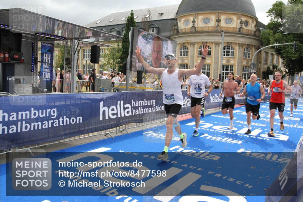 29.06.2025 - hella hamburg halbmarathon Michael Strokosch http://msf.ph/oto/8477598 29.06.2025 10:39:48 Ziel 1358, 1975, 4398, 13190, 14204, 15435, 15744, 16580, 16761, 17005, 17792, 18013 meine-sportfotos.de