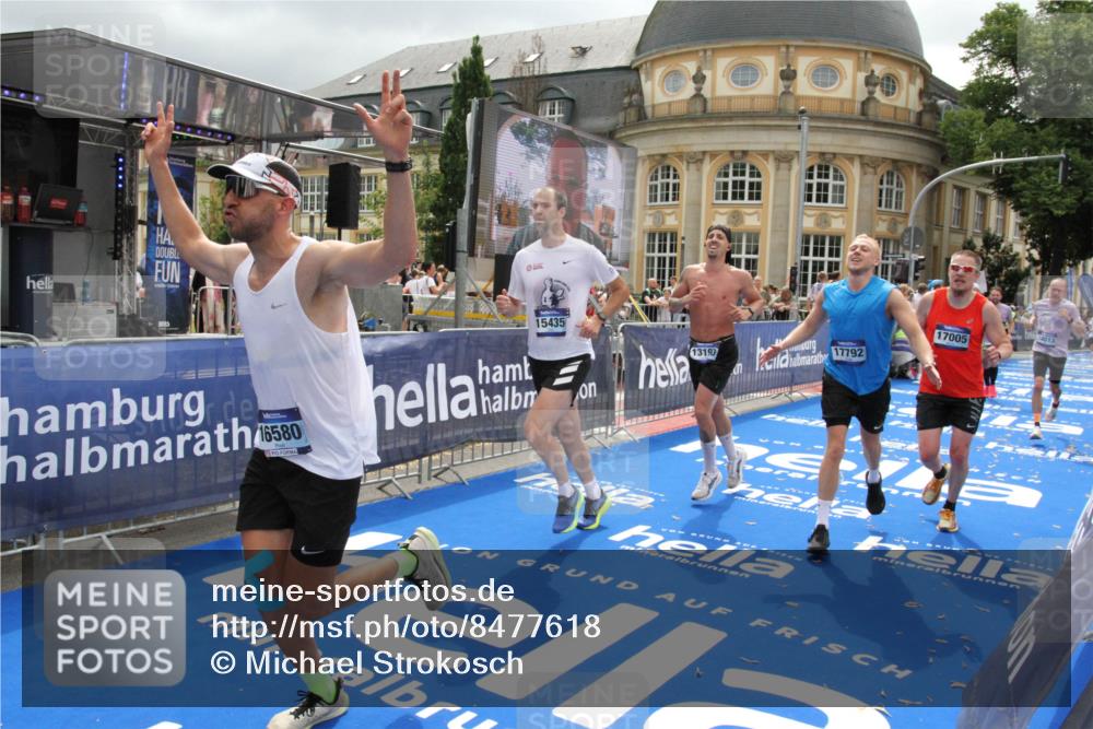 29.06.2025 - hella hamburg halbmarathon Michael Strokosch http://msf.ph/oto/8477618 29.06.2025 10:39:49 Ziel 1975, 2525, 4398, 13190, 14204, 15435, 15744, 16580, 16761, 17005, 17792, 18013 meine-sportfotos.de