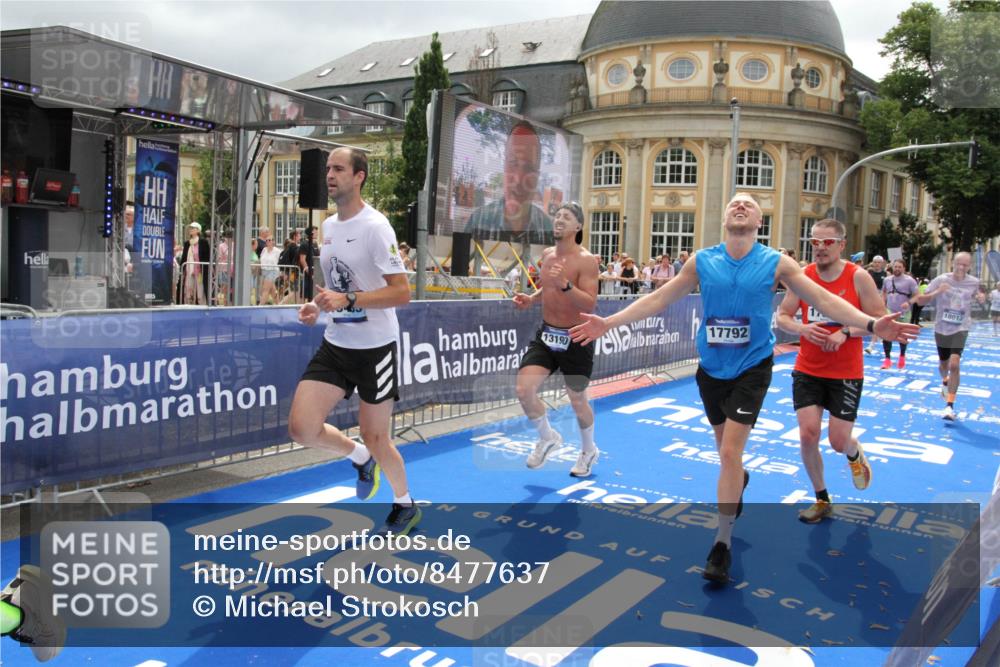 29.06.2025 - hella hamburg halbmarathon Michael Strokosch http://msf.ph/oto/8477637 29.06.2025 10:39:49 Ziel 1975, 2525, 4398, 13190, 14204, 15435, 15744, 16580, 16761, 17005, 17792, 18013 meine-sportfotos.de