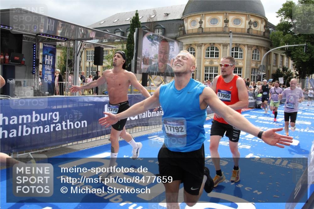 29.06.2025 - hella hamburg halbmarathon Michael Strokosch http://msf.ph/oto/8477659 29.06.2025 10:39:50 Ziel 1975, 2525, 2573, 13190, 14204, 15435, 15744, 16580, 17005, 17792, 18013 meine-sportfotos.de