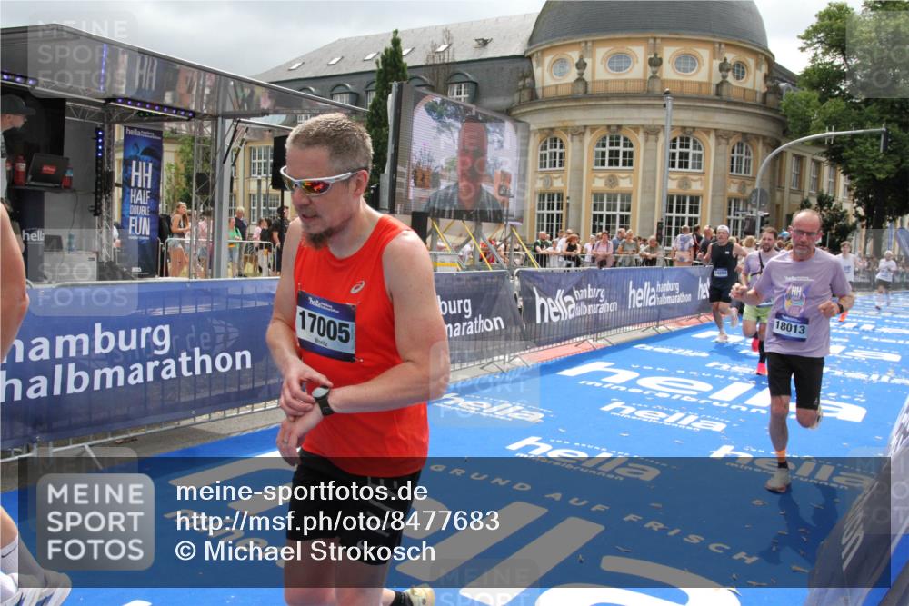 29.06.2025 - hella hamburg halbmarathon Michael Strokosch http://msf.ph/oto/8477683 29.06.2025 10:39:50 Ziel 1975, 2525, 2573, 13190, 14204, 15435, 15744, 16580, 17005, 17792, 18013 meine-sportfotos.de