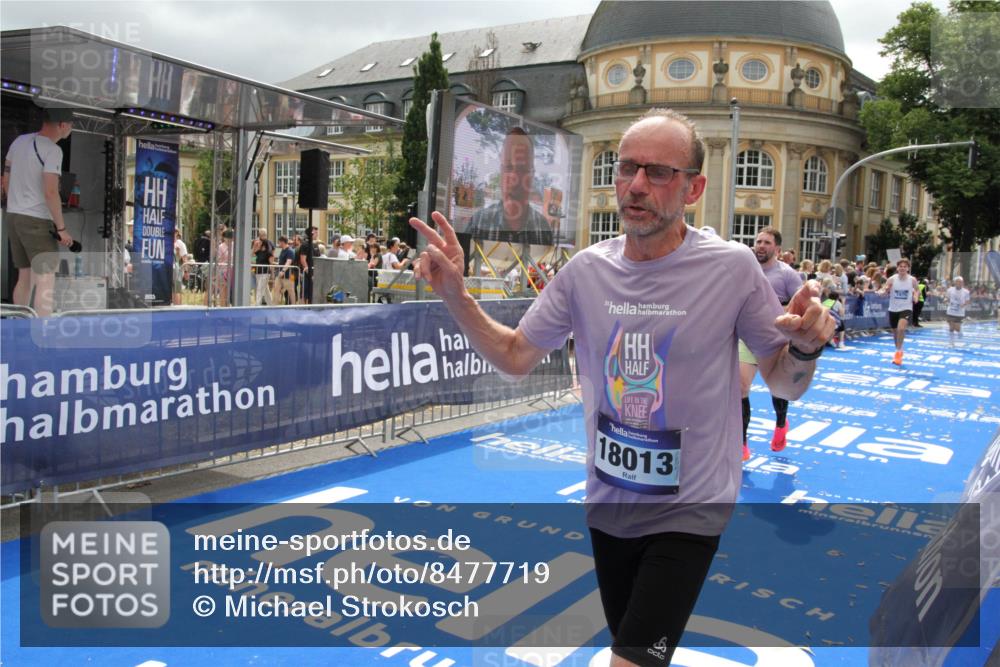 29.06.2025 - hella hamburg halbmarathon Michael Strokosch http://msf.ph/oto/8477719 29.06.2025 10:39:51 Ziel 1975, 2525, 2573, 6149, 11714, 13190, 14204, 15435, 15744, 15813, 16580, 17005, 17792, 18013 meine-sportfotos.de