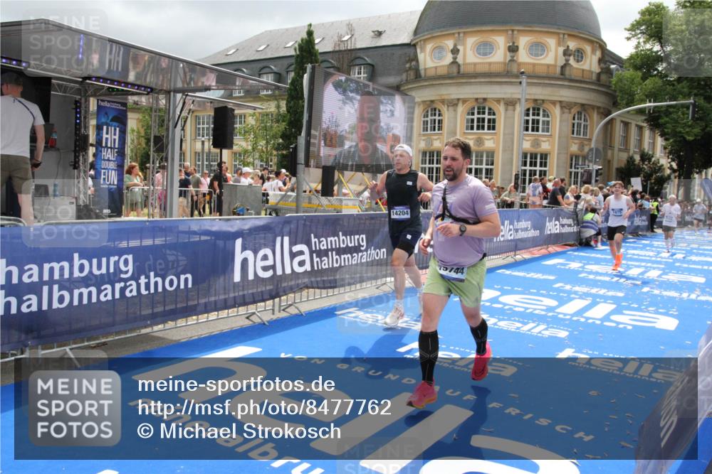 29.06.2025 - hella hamburg halbmarathon Michael Strokosch http://msf.ph/oto/8477762 29.06.2025 10:39:52 Ziel 1975, 2525, 2563, 2573, 4766, 6149, 11714, 13190, 14204, 15744, 15813, 17005, 17792, 18013 meine-sportfotos.de