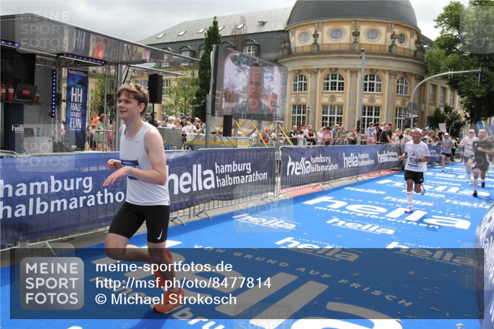 29.06.2025 - hella hamburg halbmarathon Michael Strokosch http://msf.ph/oto/8477814 29.06.2025 10:39:54 Ziel 1603, 1975, 2525, 2563, 2573, 4766, 6149, 7981, 11714, 14204, 15744, 15813 meine-sportfotos.de