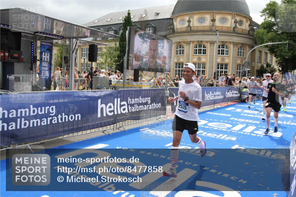 29.06.2025 - hella hamburg halbmarathon Michael Strokosch http://msf.ph/oto/8477858 29.06.2025 10:39:56 Ziel 1603, 1975, 2525, 2563, 2573, 3626, 4766, 6149, 7981, 8574, 11714, 15421, 15813 meine-sportfotos.de
