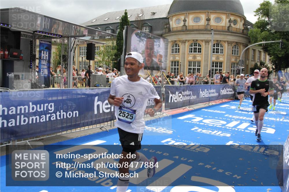 29.06.2025 - hella hamburg halbmarathon Michael Strokosch http://msf.ph/oto/8477884 29.06.2025 10:39:56 Ziel 1603, 1975, 2525, 2563, 2573, 3626, 4766, 6149, 7981, 8574, 11714, 15421, 15813 meine-sportfotos.de
