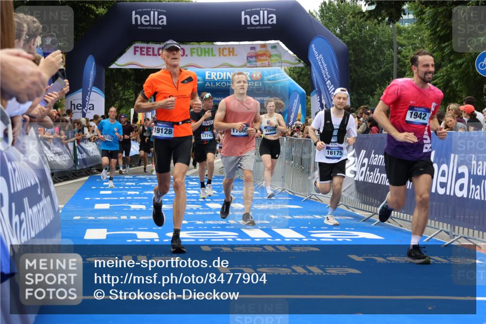 29.06.2025 - hella hamburg halbmarathon Strokosch-Dieckow http://msf.ph/oto/8477904 29.06.2025 10:46:41 Ziel 1920, 1942, 3976, 6630, 9051, 11858, 13525, 13554, 13940, 14541, 15026, 15133, 15714, 15900, 16175, 17353, 17669, 17743, 17865, 18297, 19128 meine-sportfotos.de