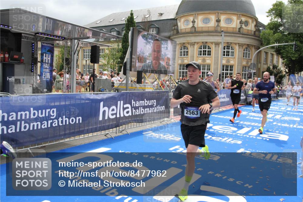 29.06.2025 - hella hamburg halbmarathon Michael Strokosch http://msf.ph/oto/8477962 29.06.2025 10:39:59 Ziel 1603, 2563, 2573, 3626, 4766, 5375, 6149, 7981, 8467, 8574, 11714, 15421, 15813 meine-sportfotos.de