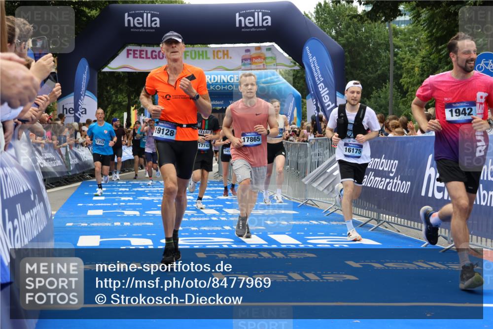 29.06.2025 - hella hamburg halbmarathon Strokosch-Dieckow http://msf.ph/oto/8477969 29.06.2025 10:46:41 Ziel 1920, 1942, 3976, 6630, 9051, 11858, 13525, 13554, 13940, 14541, 15026, 15133, 15714, 15900, 16175, 17353, 17669, 17743, 17865, 18297, 19128 meine-sportfotos.de