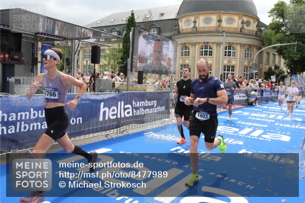 29.06.2025 - hella hamburg halbmarathon Michael Strokosch http://msf.ph/oto/8477989 29.06.2025 10:40:00 Ziel 1603, 2563, 3626, 4766, 5375, 6149, 7981, 8467, 8574, 11714, 15421, 15813 meine-sportfotos.de