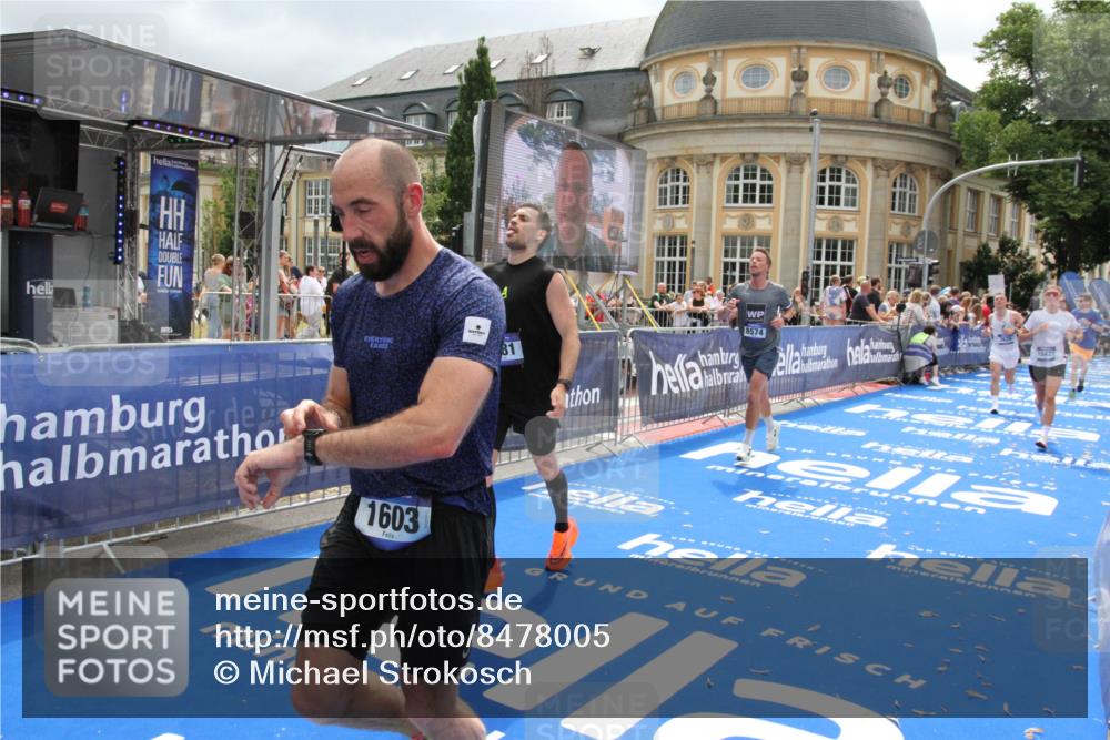29.06.2025 - hella hamburg halbmarathon Michael Strokosch http://msf.ph/oto/8478005 29.06.2025 10:40:00 Ziel 1603, 2563, 3626, 4766, 5375, 6149, 7981, 8467, 8574, 11714, 15421, 15813 meine-sportfotos.de