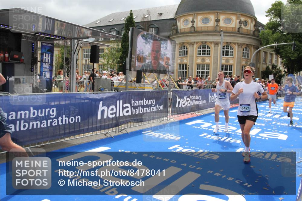 29.06.2025 - hella hamburg halbmarathon Michael Strokosch http://msf.ph/oto/8478041 29.06.2025 10:40:02 Ziel 1603, 3626, 5050, 5375, 6080, 7981, 8467, 8574, 12091, 15421, 17973 meine-sportfotos.de