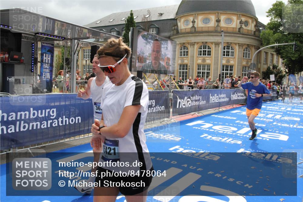 29.06.2025 - hella hamburg halbmarathon Michael Strokosch http://msf.ph/oto/8478064 29.06.2025 10:40:03 Ziel 2826, 3626, 5050, 5375, 6080, 7981, 8467, 8574, 12091, 13514, 15421, 17973 meine-sportfotos.de