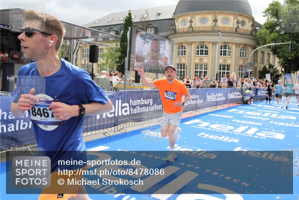 29.06.2025 - hella hamburg halbmarathon Michael Strokosch http://msf.ph/oto/8478086 29.06.2025 10:40:05 Ziel 2826, 3626, 5050, 5375, 6080, 8467, 12091, 13514, 15421, 15424, 17973 meine-sportfotos.de