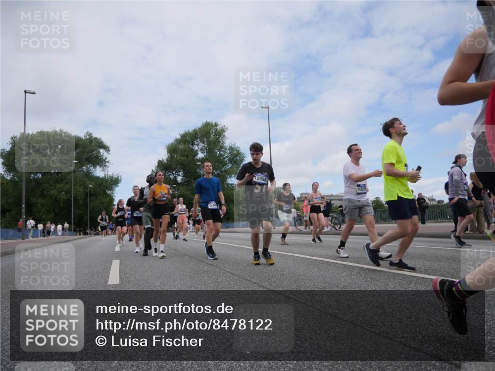 29.06.2025 - hella hamburg halbmarathon Luisa Fischer http://msf.ph/oto/8478122 29.06.2025 11:20:17 Kennedybrücke 16833, 538, 12955, 16072, 1323, 2393, 3245, 4405, 5389, 5710, 5711, 6129, 6668, 7318, 7319, 7725, 7923, 8061, 8468, 8711, 9284, 10046, 10601, 10873 meine-sportfotos.de
