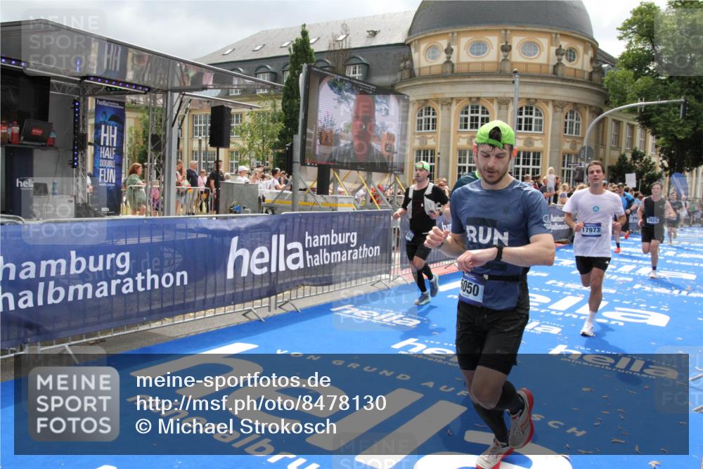 29.06.2025 - hella hamburg halbmarathon Michael Strokosch http://msf.ph/oto/8478130 29.06.2025 10:40:08 Ziel 2826, 5007, 5050, 5508, 6080, 8933, 12091, 13514, 15424, 17973 meine-sportfotos.de