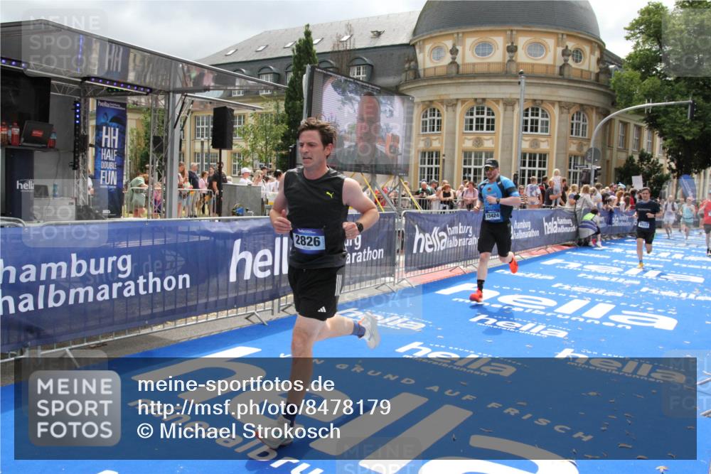 29.06.2025 - hella hamburg halbmarathon Michael Strokosch http://msf.ph/oto/8478179 29.06.2025 10:40:10 Ziel 2826, 4381, 5007, 5050, 5508, 5916, 6080, 7495, 8933, 12091, 13514, 15424, 17973 meine-sportfotos.de
