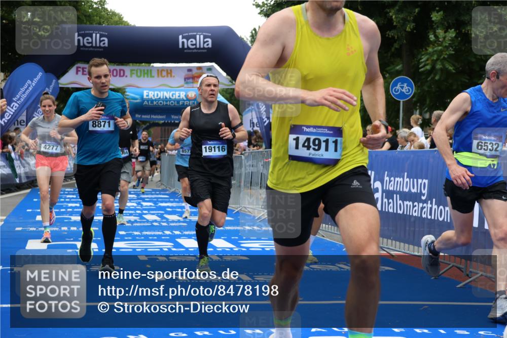 29.06.2025 - hella hamburg halbmarathon Strokosch-Dieckow http://msf.ph/oto/8478198 29.06.2025 10:45:55 Ziel 2189, 3477, 4277, 4345, 5648, 6532, 7385, 8269, 8577, 8871, 10792, 11821, 11936, 12084, 12269, 14462, 14911, 15149, 16624, 17008, 18081, 18185, 19116 meine-sportfotos.de