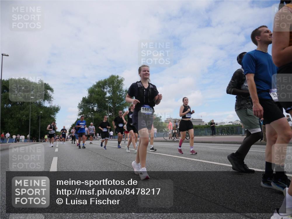 29.06.2025 - hella hamburg halbmarathon Luisa Fischer http://msf.ph/oto/8478217 29.06.2025 11:20:20 Kennedybrücke 5710, 5711, 16, 16835, 10601, 5, 2301, 3245, 4405, 5389, 5710, 5711, 7725, 8061, 8468, 8711, 9284, 10046, 10601, 10873 meine-sportfotos.de