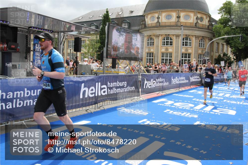 29.06.2025 - hella hamburg halbmarathon Michael Strokosch http://msf.ph/oto/8478220 29.06.2025 10:40:12 Ziel 2826, 3547, 4381, 5007, 5409, 5508, 5916, 7495, 8933, 10968, 11731, 13514, 13667, 15424, 18979 meine-sportfotos.de