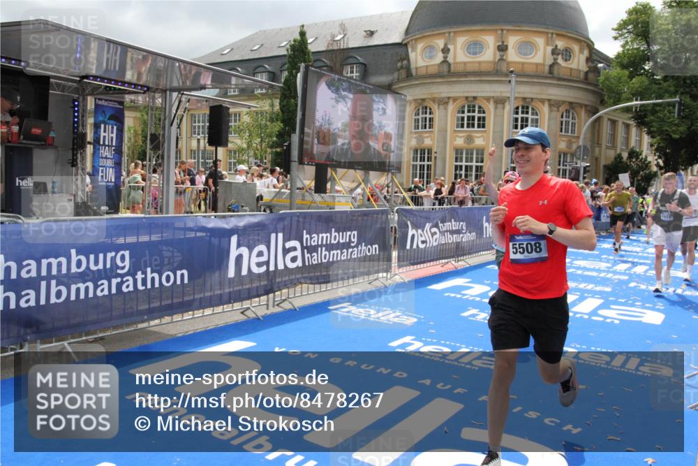 29.06.2025 - hella hamburg halbmarathon Michael Strokosch http://msf.ph/oto/8478267 29.06.2025 10:40:14 Ziel 3547, 4381, 5007, 5409, 5410, 5508, 5916, 7495, 8465, 8933, 10968, 11731, 12704, 13667, 15424, 18614, 18979 meine-sportfotos.de
