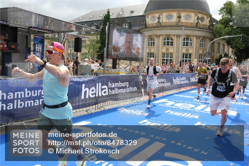 29.06.2025 - hella hamburg halbmarathon Michael Strokosch http://msf.ph/oto/8478329 29.06.2025 10:40:15 Ziel 3547, 4381, 5007, 5409, 5410, 5508, 5803, 5916, 7495, 8465, 8933, 10968, 11731, 12704, 13667, 14699, 18614, 18979 meine-sportfotos.de