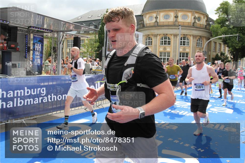 29.06.2025 - hella hamburg halbmarathon Michael Strokosch http://msf.ph/oto/8478351 29.06.2025 10:40:16 Ziel 3547, 4381, 5007, 5409, 5410, 5508, 5803, 5916, 7495, 8465, 10968, 11731, 12704, 13667, 14699, 18614, 18979 meine-sportfotos.de