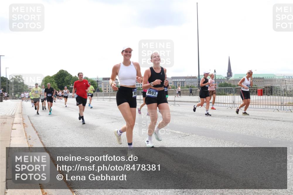 29.06.2025 - hella hamburg halbmarathon Lena Gebhardt http://msf.ph/oto/8478381 29.06.2025 10:33:26 Lombardsbrücke 3812, 1995, 9591, 1324, 1764, 1995, 2038, 2054, 2085, 2342, 2776, 2838, 2959, 3170, 3341, 3391, 3560, 3812, 3871, 4030, 4096, 4164, 4361, 4433, 4445, 4449, 4650, 5075, 5096, 5110, 5141, 5180, 5569, 5581, 5917, 6109, 6773, 6854, 6999, 7653, 7705, 7982, 8021, 8157, 8282, 8595, 8891, 9143, 9234, 9258, 9289, 9438, 9471, 9591, 9592, 9750, 9780, 9799, 11229, 11260, 11713, 11811, 11826, 12039, 14305, 14743, 15951 meine-sportfotos.de