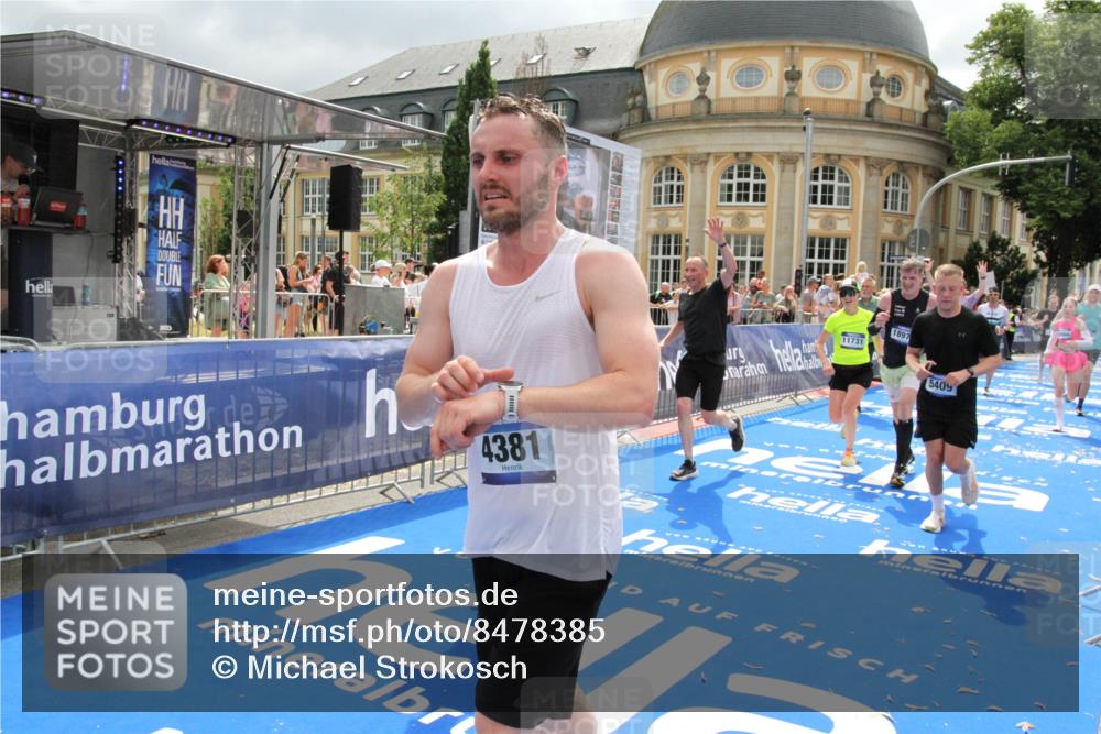 29.06.2025 - hella hamburg halbmarathon Michael Strokosch http://msf.ph/oto/8478385 29.06.2025 10:40:17 Ziel 3547, 4381, 5007, 5409, 5410, 5508, 5803, 5916, 7495, 8465, 10968, 11731, 12704, 13667, 14699, 18614, 18979 meine-sportfotos.de