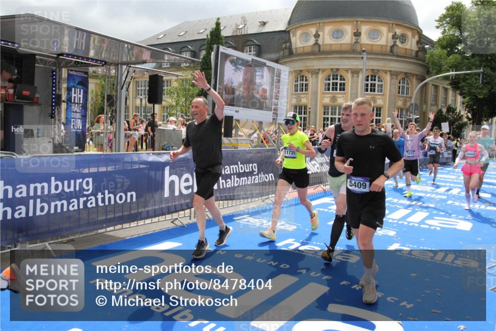 29.06.2025 - hella hamburg halbmarathon Michael Strokosch http://msf.ph/oto/8478404 29.06.2025 10:40:18 Ziel 3547, 4381, 5409, 5410, 5803, 5916, 7495, 8465, 10968, 11731, 12704, 13667, 14699, 18614, 18979 meine-sportfotos.de