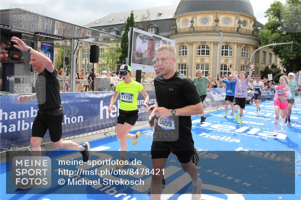29.06.2025 - hella hamburg halbmarathon Michael Strokosch http://msf.ph/oto/8478421 29.06.2025 10:40:18 Ziel 3547, 4381, 5409, 5410, 5803, 5916, 7495, 8465, 10968, 11731, 12704, 13667, 14699, 18614, 18979 meine-sportfotos.de