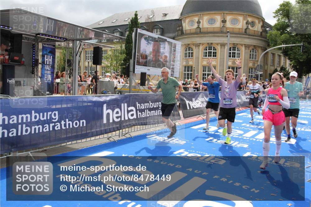 29.06.2025 - hella hamburg halbmarathon Michael Strokosch http://msf.ph/oto/8478449 29.06.2025 10:40:19 Ziel 3547, 4381, 5409, 5410, 5803, 8465, 10968, 11731, 12704, 13667, 14699, 18614, 18979 meine-sportfotos.de